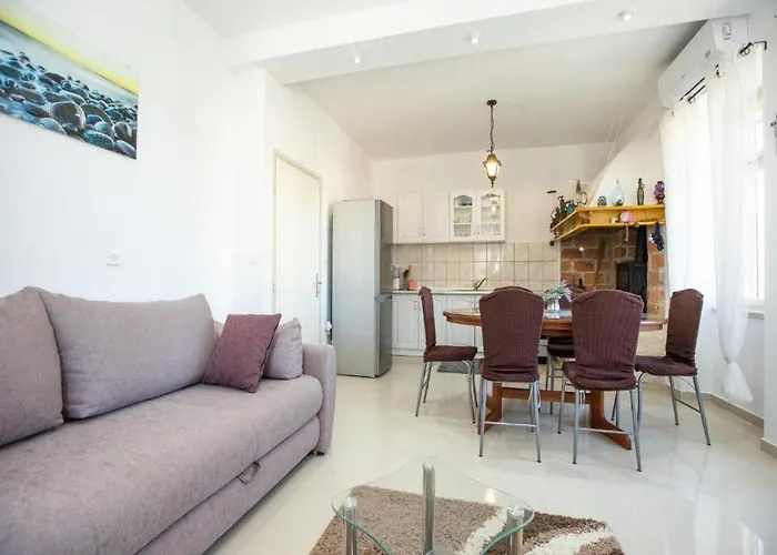 Apartament Brunac *