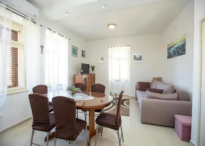 Apartament Brunac *